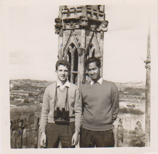 คุณพิสิฐ สุขุม กับเพื่อนๆ ที่อังกฤษ