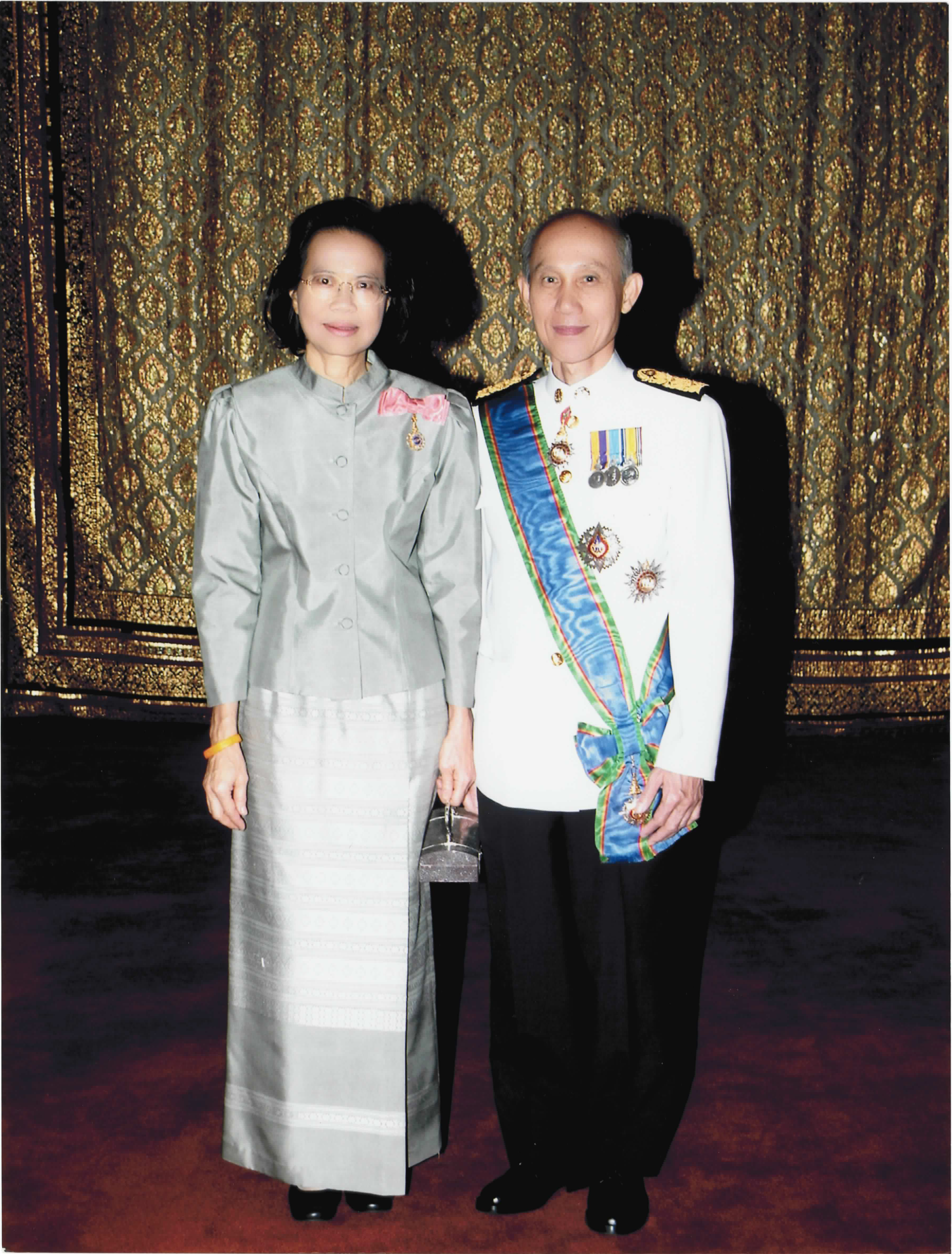 ชุดเข้าเฝ้าฯ