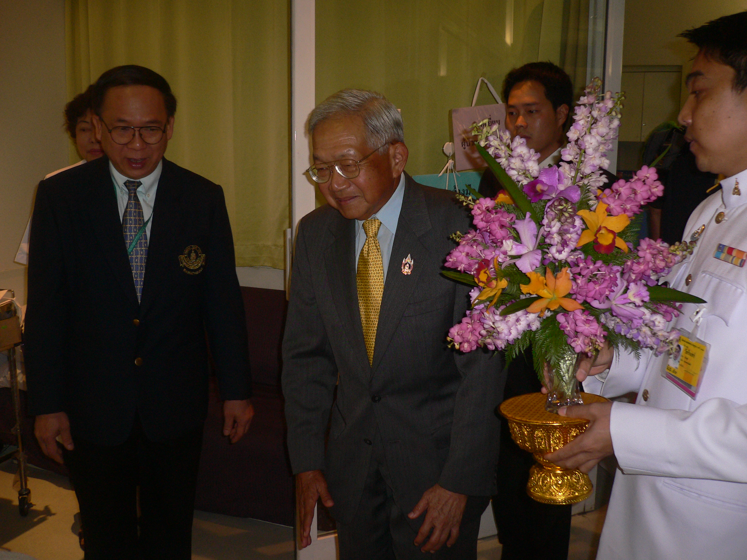 แจกันดอกไม้พระราชทาน