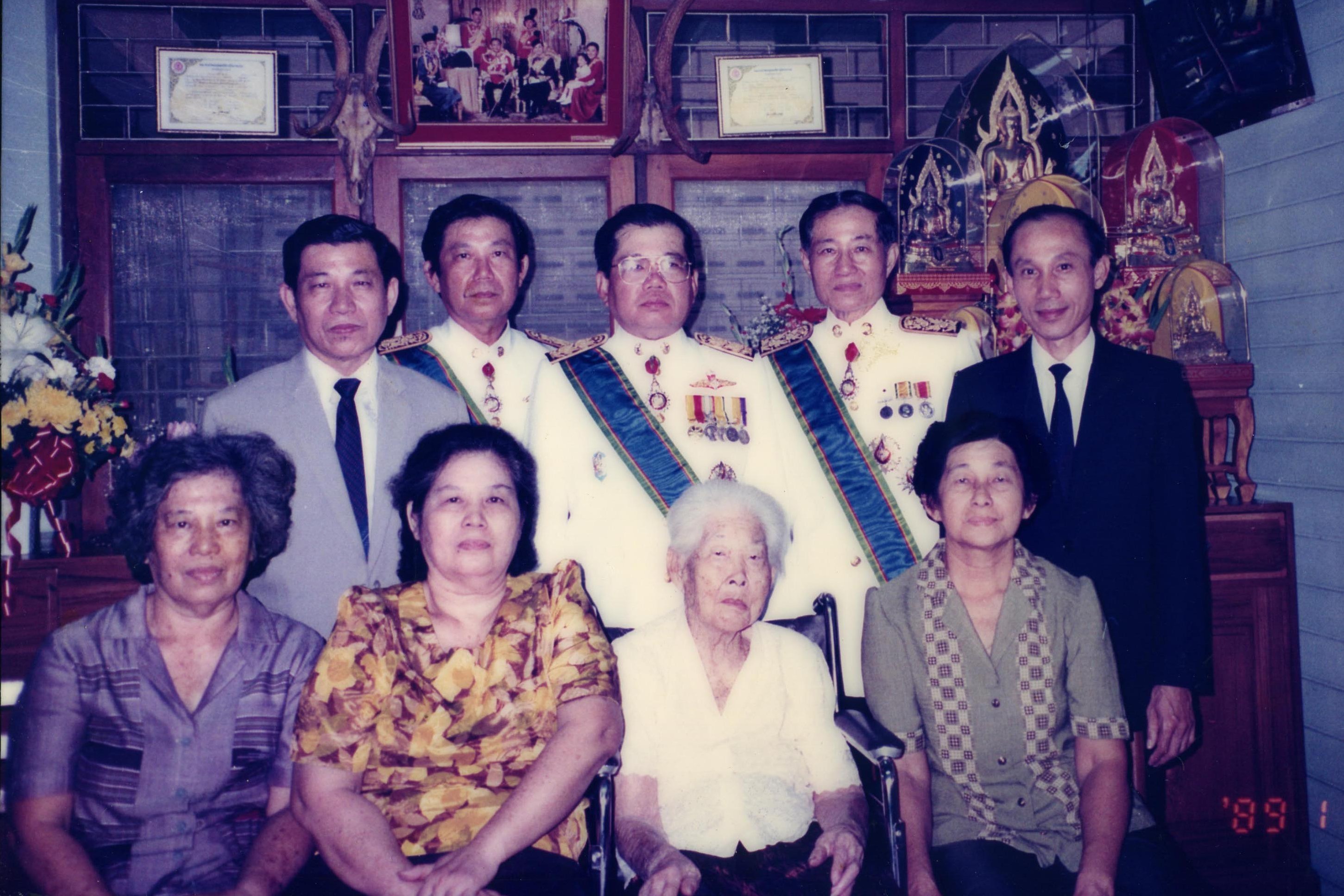 คุณแม่กับลูกทั้ง 8 คน